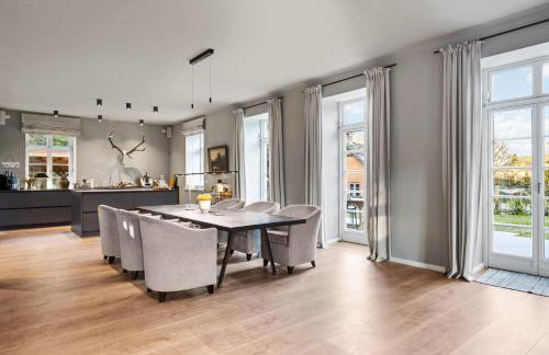 GUT KLETKAMP "Försterei" - Freistehendes Backsteinhaus mit 4 Schlafzimmern ruhig am Waldrand gelegen I Kamin I Garten & Terrasse I 15 Min zur Ostsee I 3 Bäder I Küche I Parkplatz I WLAN - Foto 5