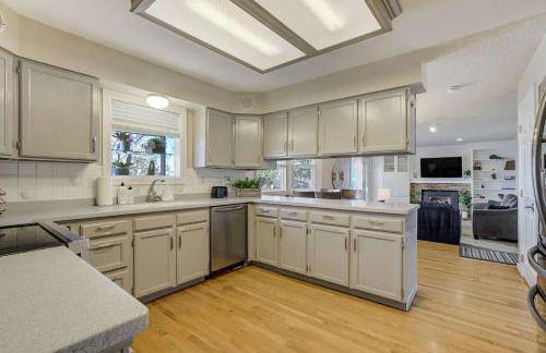 Deep Blue Spacious Escape w Hot Tub & Playground - Foto 25