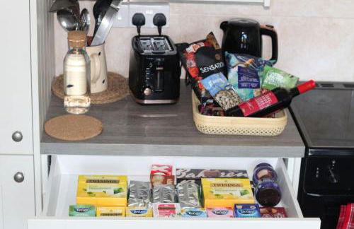 Perfect Family & Friends Home, Free Parking Security Onsite - Photo 13