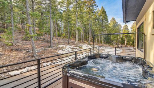 Great for Gatherings! Evergreen Getaway with Hot Tub - Foto 2