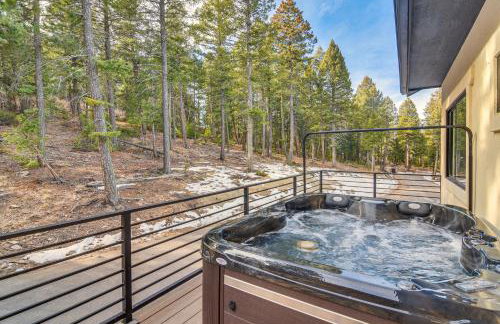 Great for Gatherings! Evergreen Getaway with Hot Tub - Foto 2