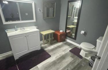 Cozy 3BR cabin with AC and Wi-Fi Fully Fenced - Photo 17