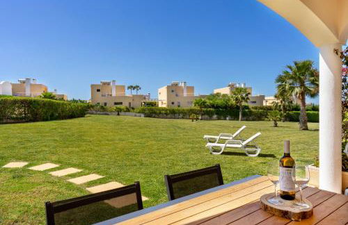 Apartamento no Condomínio Baia Village com Piscina - Foto 18