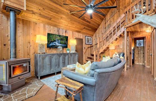 Waterfront A-Frame Cabin w Hot Tub, Outdoor Kitchen, Firepit Near Hiking & ATV Trails - 10 mins to Helen, GA - Foto 6
