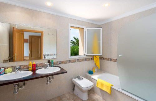 Villa Cabriel by Villa Plus - Photo 18