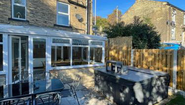 Spacious Cottage with Private Hot Tub - Foto 5