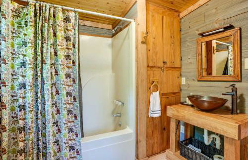 Cozy Georgia Abode with Deck, Fire Pit and Lake Access - Foto 13