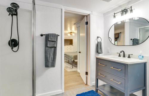 Updated Cabin with 2 Suites, Fire Pit and Forest Views - Foto 18