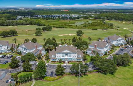 3-BR Condo with Dreamy Balcony Views, Walk to Pool - Foto 46