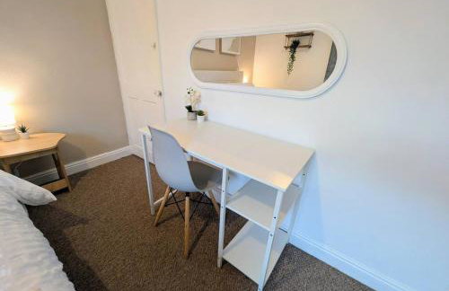 The Heritage Hideaway - King bed, Free parking, Walk to c-centre & Hospital - Foto 12