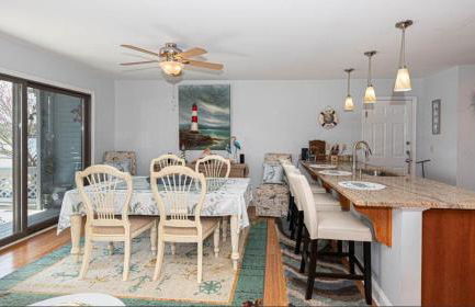 Spacious home with private pool, dock access, and scenic views - Foto 8