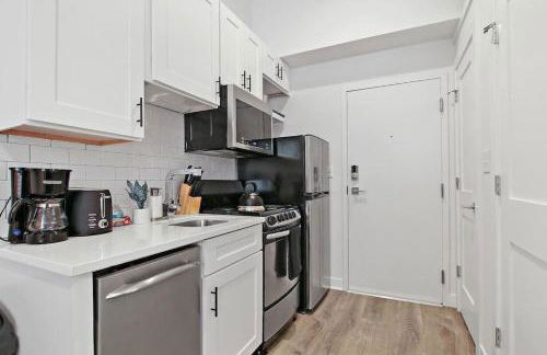 Studio Apt with Laundry, Near Shops! - Montrose Studio rep - Photo 8