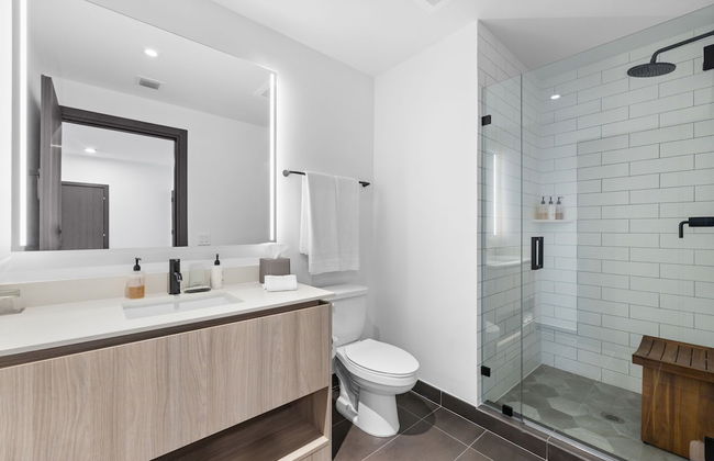 Luxurious Condo Downtown Miami Heart - Photo 31