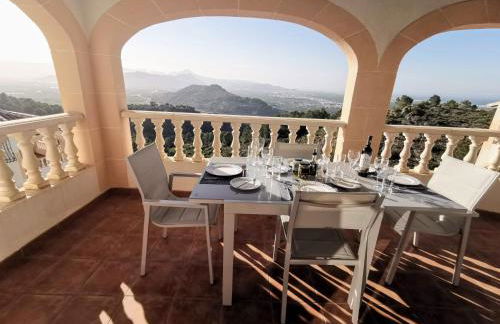 Self Contained hillside Villa with stunning vistas - Foto 1