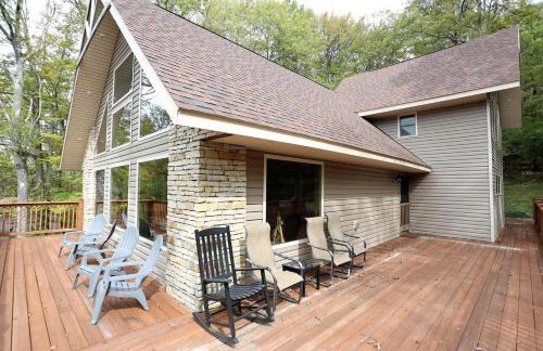 Luxury Lakeside Mountain Escape with Wraparound Deck Near Terra Alta, West Virginia - Foto 51