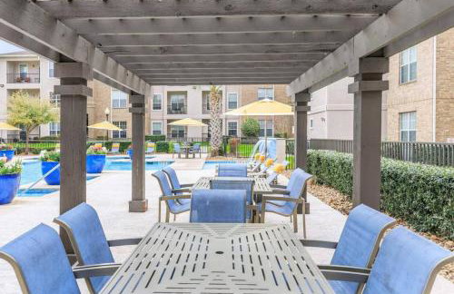 LUX Resort Inspired 2BR Near Houston Pool Gym - Foto 32