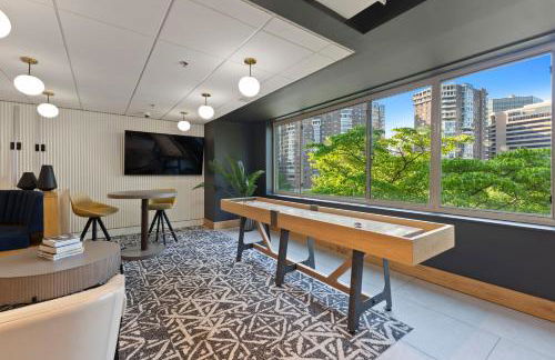 CASA Arlington Suite with Top-Tier Amenities & Parking - Foto 47