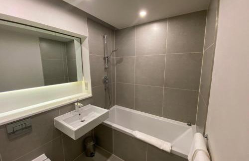 Axiom Park Hotel - Photo 38