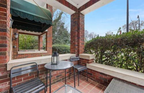 Elegant and Colorful 1BR with Covered Porch - Foto 13