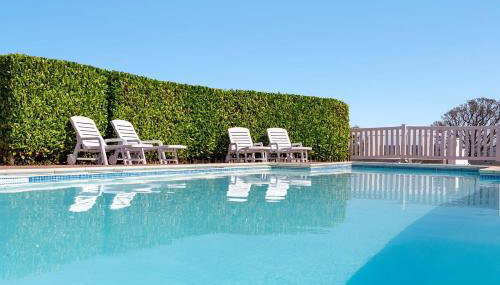 Lake View Escape - Fishing Lakes, Heated Outdoor Swimming Pool 500yrds on Sister Park , Pool Open April to September - Foto 5, sunbed