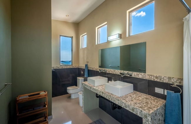 Modern Hillside Home with Sleek Interiors and Panoramic Poolside Views - Foto 15