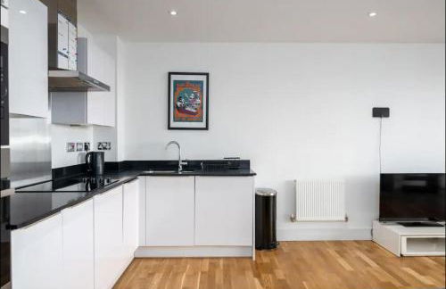 Stunning Riverside View Apartment, near Canary Wharf & O2 - Photo 15