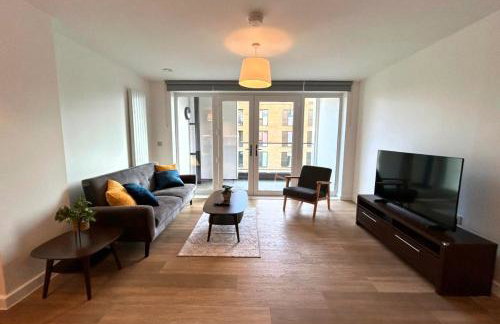 Luxury 2 Bedroom with Gym, Workspace, Balcony, Free Parking and 3 mins walk to train station - Foto 15