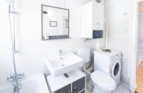 ALFA Apartment Esslingen City Altstadt nahe Stuttgart Messe I 3 Zimmer 5 Betten I Bad I Küche l WIFI & SmartTV I 3BR 5 Beds I Bathroom I Kitchen - Foto 23