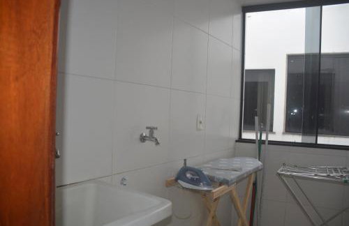 Dois quartos Cozinha completa Wi Fi Self check in com senha Central e perto de tudo a 4,4Km da Rodoviária e 15,4 km do Aeroporto Apartamento 301 - Foto 20