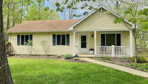 The Sawyer Hideaway - 3BR 2B with Hot Tub & Fire Pit - 5 mins to beach - Foto 4