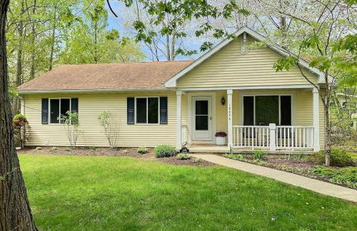 The Sawyer Hideaway - 3BR 2B with Hot Tub & Fire Pit - 5 mins to beach - Photo 4