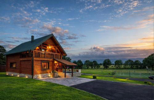 Log Cabin Valley - Private Villa with Pool - Foto 1