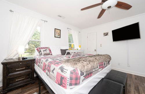 Kernersville King Beds Hot Tub Arcade Firepit - Photo 14