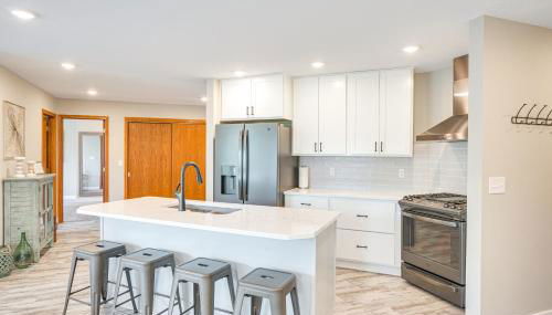 Family-Friendly Lakeview Cottage with Deck and View - Foto 2