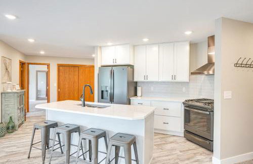 Family-Friendly Lakeview Cottage with Deck and View - Foto 2