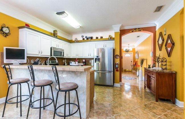 "southern Charm" 4 Bed & 2 Bath Private Pool Home 4 Bedroom Villa by RedAwning - Photo 15