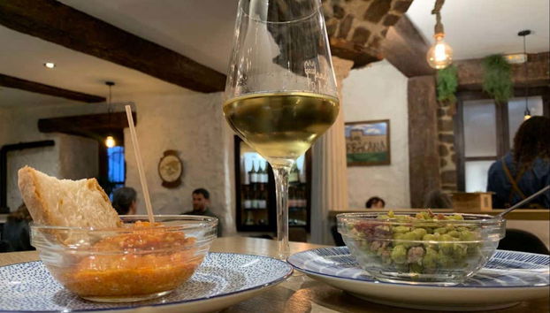 Tapas e vino serviti in un bar