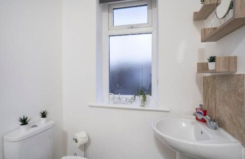 Modern Apartment -Free Parking - by Holiday Homes - Foto 27