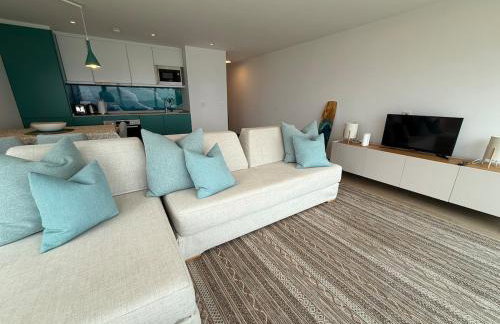 Luxury, beach front, two-bedroom apartment - Photo 5