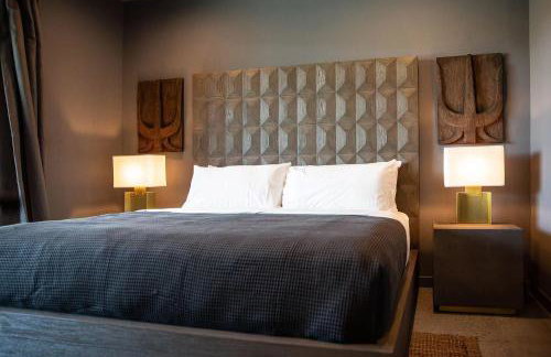 Black C House Modern w pool spa - Photo 24