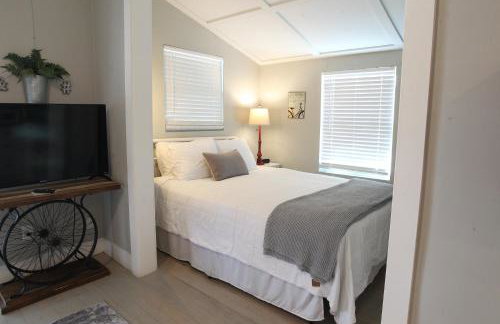 Cozy Apartment Overlooking Downtown and Park NO KIDS, NO PETS - Photo 2