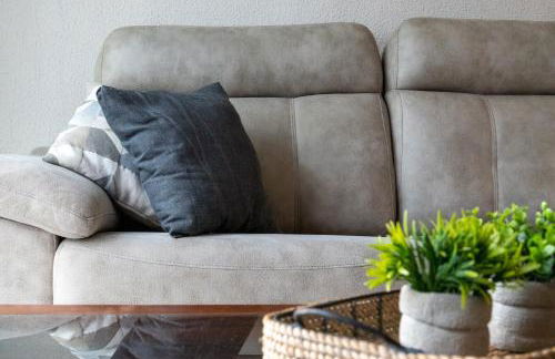 "Charm & Cozy 4BR - 3BA with Pool & Barbecue" - Photo 7