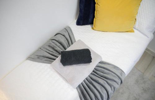 Located in the peaceful NG8 Wollaton , Perfect for Business Trips & Family Holidays or working proffesionals-long term deals, M1 Nearby , Free Parking , Private Garden , 500Mb Wi-Fi , Netflix - Foto 43