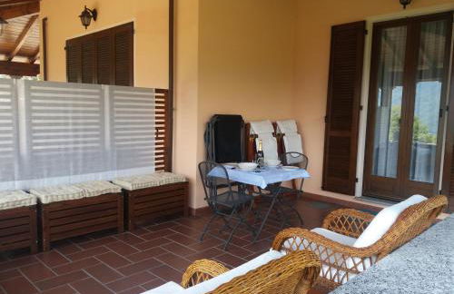 Casa Intignano - Camera con bagno e portico vista lago - Foto 13