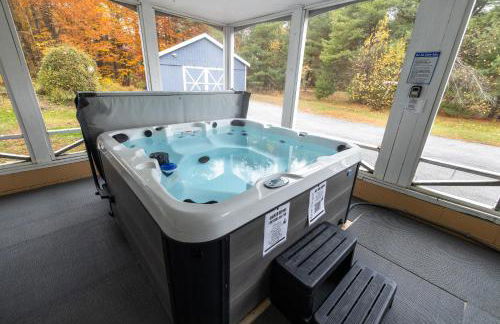 3BR Lake Luzerne Retreat with Game Room & Cozy Fire Pit - Foto 2