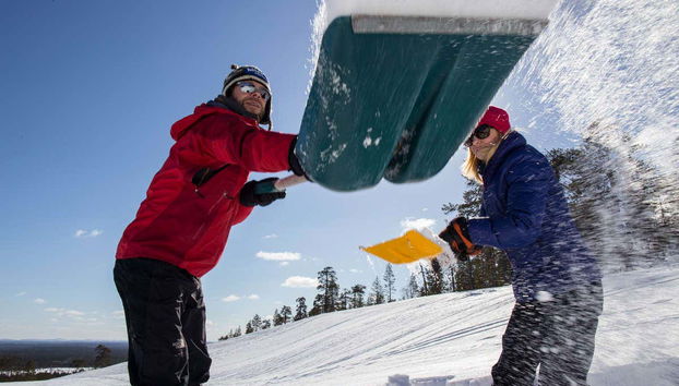 Avec les pelles à neige