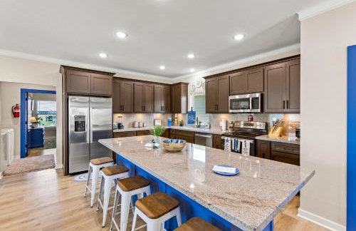 Caza Azul Luxury 4BR Getaway, Gated Community, Canal Views & Lift - Foto 3