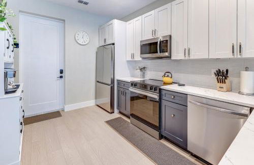 Chic & Spacious 4 Bedroom 3 Full Bathrooms Retreat in West Tampa and Pvt Backyard - Foto 39