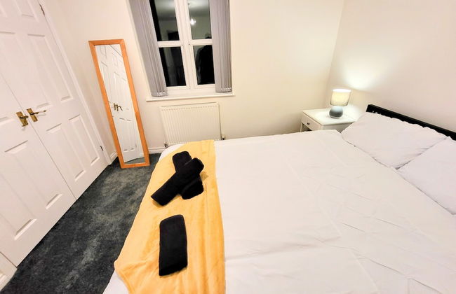 Large Modern House with Parking - Photo 9