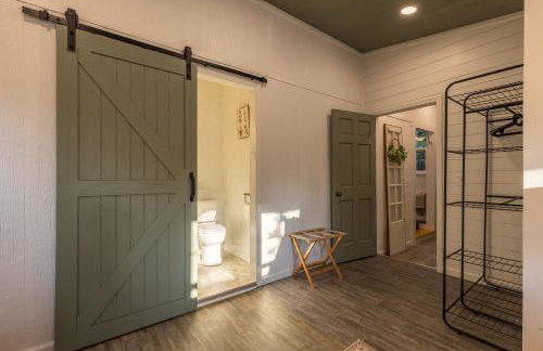 Cozy Spring Night HotTub Firepit PetFriendly Patio - Foto 29